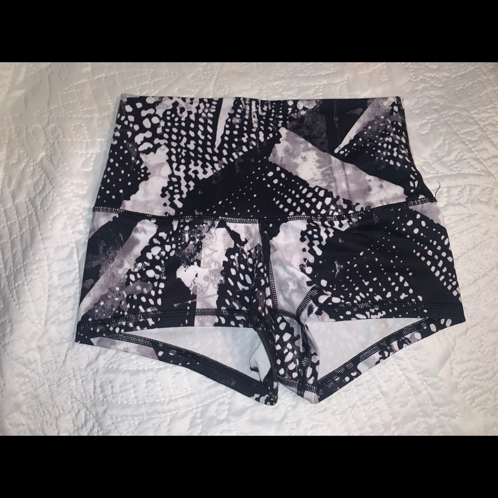 Lululemon boogie shorts (static mist white/black)